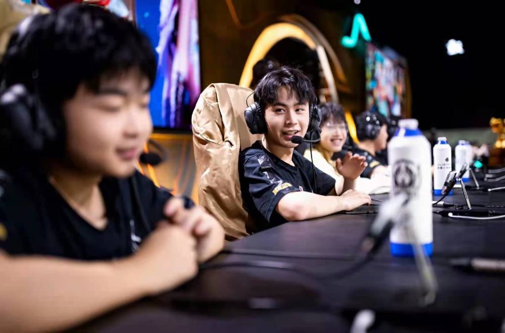 Yxl 在阿卡丽团战中的查普林式表现， Darwin 的蝎子铁钳无敌， Weibo Gaming 领先