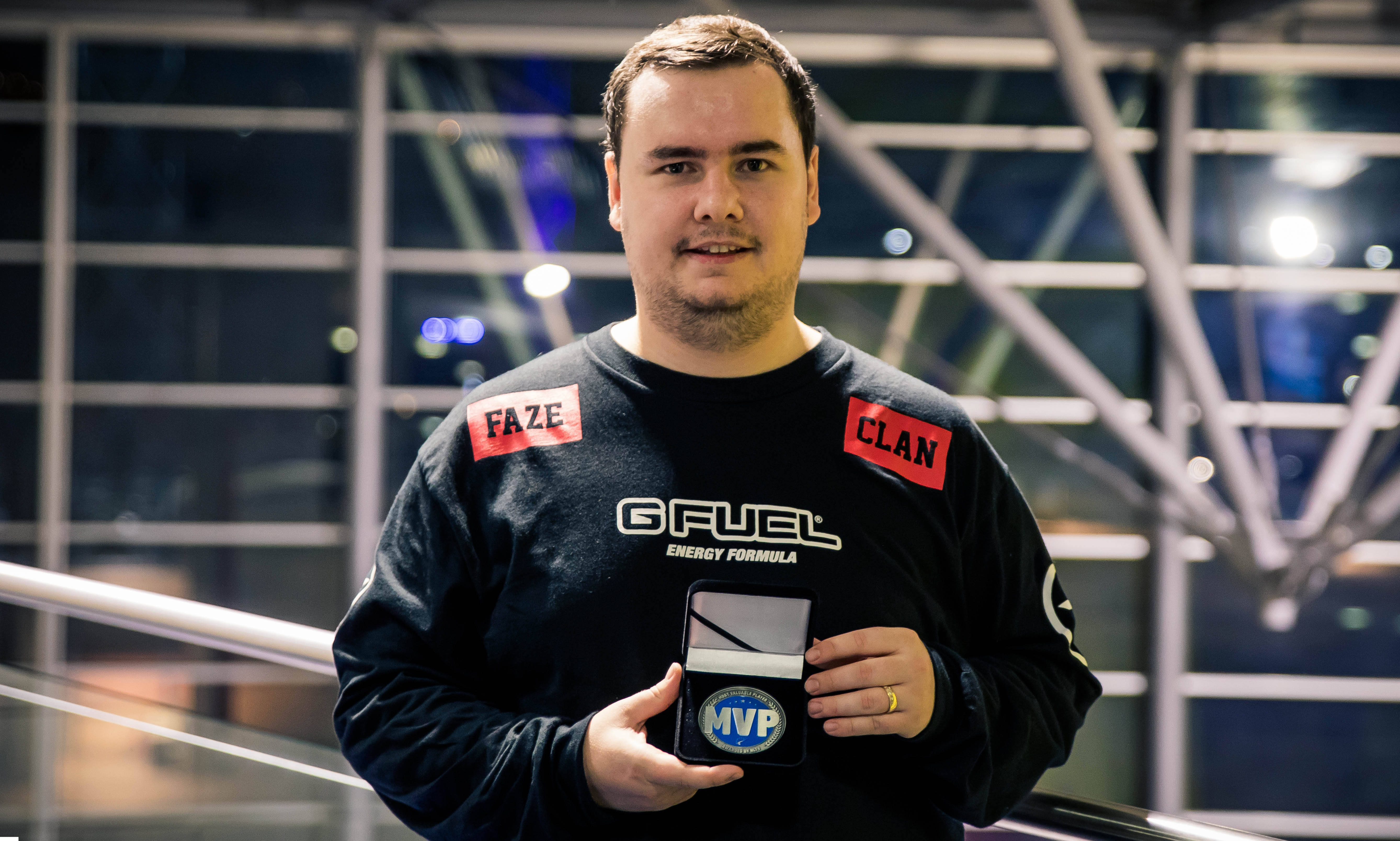 战斗歌曲开始了！ Ale 的雷霆击杀了 Xiaohu ，而 Xiaotian 呼吸着Maokai窒息了双方，进入最后一轮